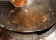 鶏がらスープ、酒、塩、醤油、オイスターソース、胡椒、水溶き片栗粉を鍋に入れて沸かし、とろみをつける。