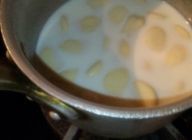 鍋に牛乳とにんにくを入れ沸かす。
\n沸いたら弱火で１２～１３分煮る。