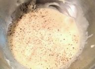 ボウルに混ぜておいた※の材料すべて、ギリシャヨーグルト、卵、牛乳、黒こしょうをStep2のフライパンに入れてパスタとからめる。