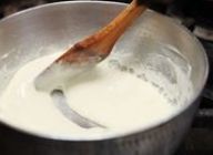簡単ホワイトソースを作る。\nボールにはと麦粉、薄力粉、牛乳を入れて良く混ぜる。\n鍋に移し、中火で約20~30分。\n最後にバターを入れる。\n