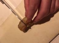揚げたら妻楊枝をはずし、半分に切る。綺麗な市松模様になっていれば完成。断面を上にして盛り付け、山椒塩を添えれば出来上がりです。