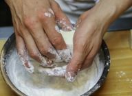ボウルに小麦粉と片栗粉を入れて合わせ、水分をとった豆腐に粉を全面にまぶす。