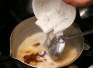 ココナッツミルクと水を入れ、混ぜながらペーストとココナッツミルクを溶かす。