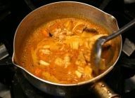 沸騰したら、鶏肉・玉ネギ・パームシュガー・塩・鶏がらスープの素・ナンプラーを入れる。弱火におとし約10分コトコト煮込み、肉と野菜に火が通ったらOK。