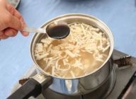 鍋に醤油、酒、塩を入れて味付けをする。スープを軽く沸騰させながら好みの味まで調整し、黒胡椒を加えて火を止める。