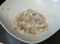 ミンチをボウルに入れ、砂糖・塩・鶏がらスープの素・片栗粉・ホワイトペッパー・ゴマ油を加える。ミンチをたたき、軽く空気を抜くように混ぜる。