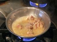 フライパンにバターを入れ中火で鶏肉を炒め、バターが焦げ付き始める前に茹で汁を100ccほど入れる。蓋をして2～3分蒸し焼きにする。