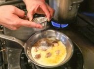 鶏肉に火が入ったら牛乳を入れ、一旦火を止めて茶漉しでふるいながら薄力粉を入れる。
\n※火をつける前によく混ぜて、薄力粉をしっかりなじませる。