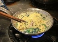 スパゲティが茹であがったら、ザルでよく水を切ってからフライパンに入れる。火をつけて麺とソース混ぜ合わせ、お皿に盛り付けて完成。