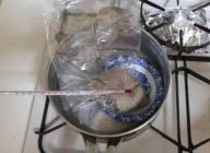 鍋に65～70℃のお湯を沸かし、温度がキープできるよう小さいお皿を鍋底に沈めて火を調節し、【Step3】の鹿肉をビニール袋ごとお湯に沈め、20分間加熱する。
