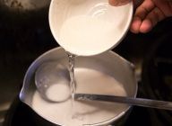 【ココナッツミルク】鍋にココナッツミルクを入れて中火にかけ、沸騰したら水・砂糖を入れる。再び沸いたら塩を入れ、よくかきまぜてから火を止める。