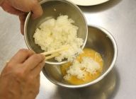 ボールに卵を開け箸でとき、ご飯を入れてよく混ぜ、塩、胡椒を入れて下味をしっかりと入れる。