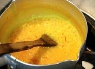 煮詰まったら水分を足し、常に混ぜ続け、この作業を繰り返す。目安は米を入れてから約18分。木ベラで混ぜ続けることで、米の表面を削ってスープにとろみをつける。