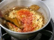 ダヒ（またはヨーグルト）が全体に混ざったらホールトマトを入れ、つぶしながら混ぜる。