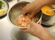 ボウルに卵、塩、酒、醤油、胡椒を入れ、切った豚ローススライスに味を入れる。そこへ片栗粉を入れて混ぜ、油を入れてさらに混ぜる。