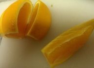 オレンジとグレープフルーツも同様底をカットし皮を半分向き内側に入れ立てて盛る。