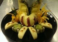 最後に半分のリンゴを飾り切りにし、お皿に盛りパイナップルなどの葉を飾って完成です。