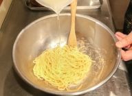 スパゲッティが茹であがったら、ボウルに移し手早く混ぜ合わせる。水分が足りなければ茹で汁で調整する。