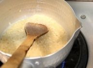 ここで塩で味を調え、美味しいスープを作った状態で米に火を通していく。火加減は、常にボコボコと沸いている状態をキープ。