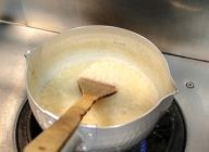 木ベラで混ぜ続けることで、米の表面を削ってスープにとろみをつける。噛んだときに表面はやわらかく、中心はアルデンテ。最後ほんのわずか芯が残っている状態がベスト。