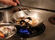 フライパンににんにく・オリーブオイルを入れ、貝類と、焼き目をつけた魚類を入れる。