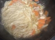麺を軽くスープで煮込んだら水溶き片栗粉でとろみをつける