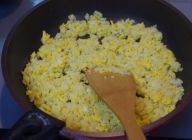 卵の香ばしい香りがし始めるまで炒めると、ご飯がパラパラになります。