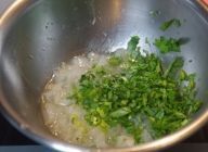 炒めた玉葱をフライパンから出し、荒みじん切りしたパクチーと合わせます。