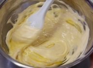 Step1をゴムベラで良く混ぜ、砂糖が溶けたか確認してからStep3に加える。下からすくうようにサックリと混ぜ合わせる。バターは下に溜まりやすいので注意。