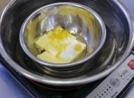 はちみつ、バター、グラニュー糖B（10g）、レモンの表皮をボウルに入れて湯煎で溶かし、人肌程度の温度まで冷ましておく。