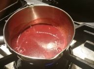 【赤ワインソース】
鍋に赤ワイン、フランボワーズを入れ煮詰める。ハチミツ・塩・胡椒を入れ味を整え火を止めてからバターを入れ