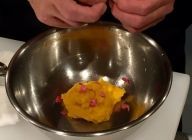 玉味噌に桜花を刻んで混ぜ込みます。