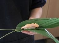 魚(写真はあまご。サーモンや鯛などでも可)を合わせ酢に漬け15分間酢締めした後、握った酢飯の上に乗せ、笹の葉(2枚)の上に乗せる。