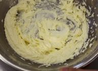 ポマード状（ゴムベラで簡単に潰れるくらい）のバターにグラニュー糖を加え、ハンドミキサーの高速で、しっかりと白っぽくなるまで泡立てる。