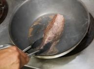 フライパンにオリーブオイルを入れ、牛肉モモ肉の側面を焼く。牛モモ肉が焼けたら、フライパンから取り出す。　