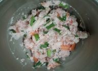 おろしたカブに白玉粉と片栗粉を少々加え混ぜカットした野菜、桜エビを入れ更に混ぜる。