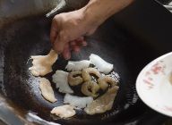 サラダ油をひき鍋を熱したところに、下味をつけたむきエビ・イカと、鶏肉を焼く。