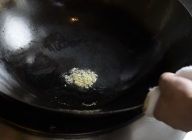 熱した鍋にサラダ油大さじ1を加え、ニンニク、生姜を炒めて香りを出す。