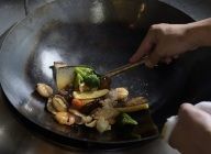 野菜類とむきエビ・イカ・鶏肉を入れ、よく炒める。合わせ調味料を加えてフライパンをあおりながらさっと全体にからめたら完成。