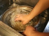 たっぷりの湯でそばを茹で、冷水で洗って滑りをとる。
\n※茹で方の詳細は別レシピ「温かいかけそば」を参照