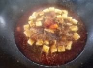 鍋に湯切りした豆腐を入れ中火にかける。
（約1分）