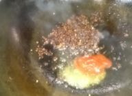 豆板醤を入れ弱火で炒める。
（豆板醤を約30秒ほど炒め辛みをうつす）
（ここでしっかりと辛みをうつさないとしょっぱさが出てしまう）
鶏がらスープ、醤油を入れる