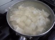 鍋に湯を沸かし豆腐を入れる。（水抜き）
再度沸騰後、中火で約2分ゆでる。
