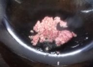 鍋に油を入れ、豚ひき肉を弱火で炒める。