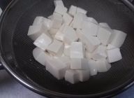 豆腐の湯を良く切る。