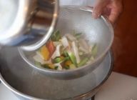 【野菜の湯通し】沸かしたお湯に塩と油を入れ、ズッキーニ・エリンギ茸・アスパラガス・黄パプリカ・赤パプリカをさっと湯通しし、ざるに取る。