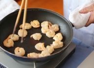 フライパンで海老を両面焼き、炒めて取り出す。【Point】卵白の効果でふわっと仕上がる。