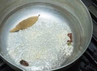 【カレー作り】
\n鍋にサラダ油とホールスパイスを全部入れ、中火にかける。香りがでてきたらにんにくを加え、軽くきつね色になるまで炒める。※余熱で焦げないように注
