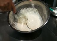 【生地】生地のベースの粉類をホイッパーでよく混ぜてから、出汁と山芋を入れてよく混ぜる。