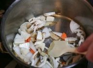【汁】鍋にサラダ油をひき、中火で大根、人参、ごぼう、里芋、れんこんを軽く炒める。油が回ったら、こんにゃくとしめじを加えて混ぜ、炒める。